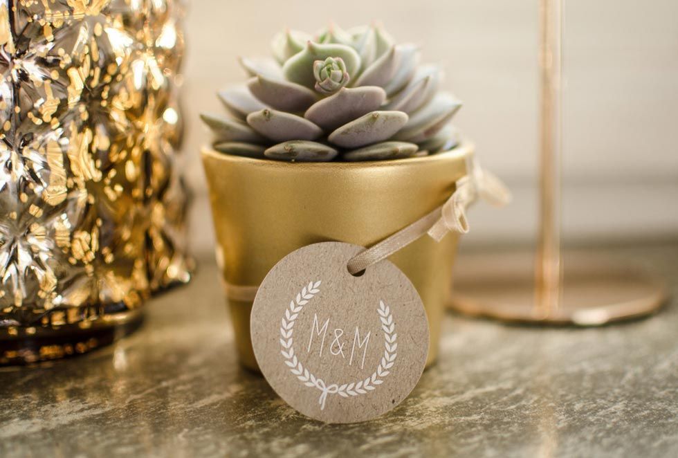 Anhaenger-fuer-Gastgeschenke-zur-Hochzeit-mit-Monogram-m-und-Kraftpapier-Design---carinokarten