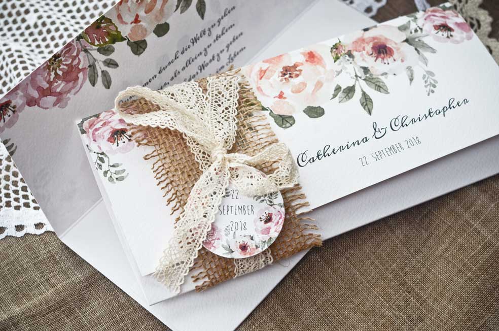 Hochzeitseinladung mit Juteband individualisieren