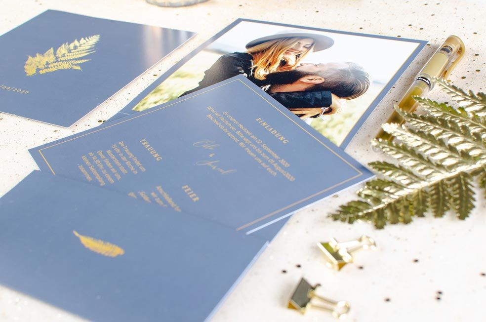 Elegante Hochzeitseinladung als Pocket in Blau mit goldenem Farn der Serie Erle und Samuel von carinokarten