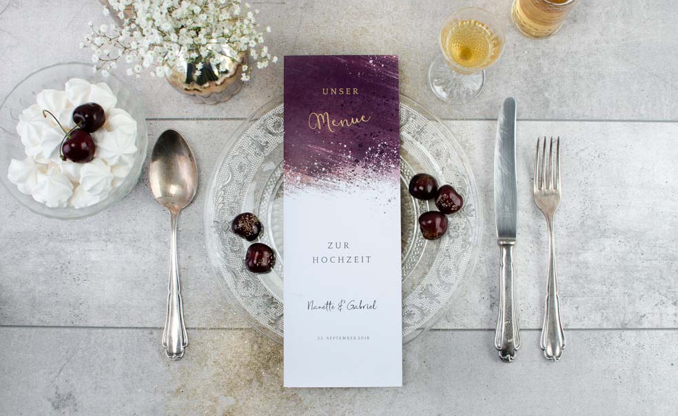 Elegante Menükarte zur Hochzeit im Cocktailformat in Bordeaux mit Aquarell aus der Serie Nanette und Gabriel von carinokarten