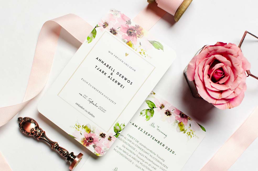 Florale Hochzeitseinladung mit zarten Aquarellblumen aus der Serie Annabelle und Tjark von carinokarten