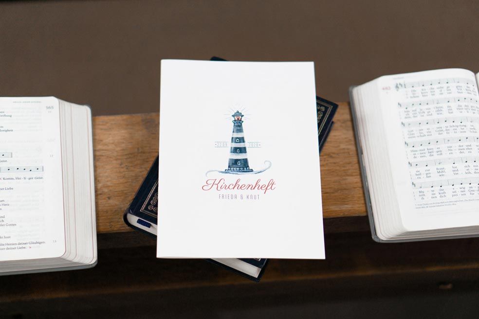 MAritimes Kirchenheft zur Hochzeit mit Leuchtturm aus der Serie Frieda und Knut von carinokarten
