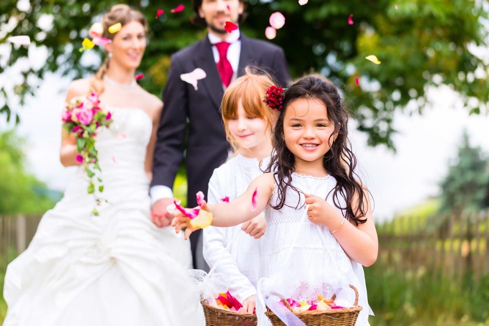 Blumenmädchen auf der Hochzeit Foto von Kzenon - stock.adobe.com