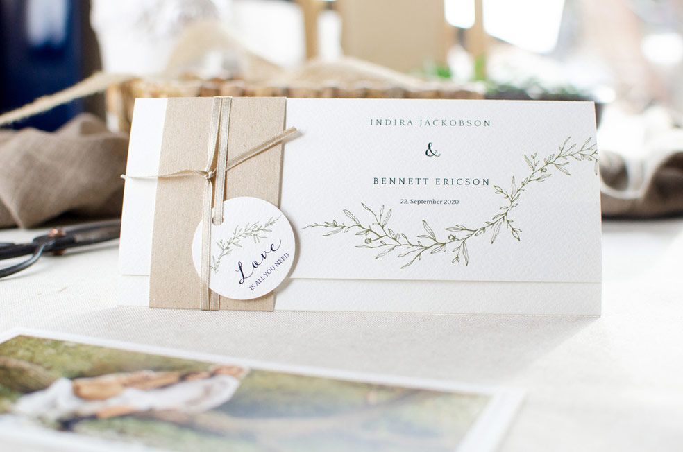 Minimalistische Greenery Hochzeitseinladung als Wickelfalz mit Banderole Indira und Bennett - carinokarten