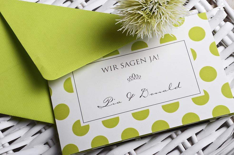 Hochzeitseinladung mit Polka Dots in Grün zur Rockabilly Hochzeit der Serie Pia und Donald von carinokarten