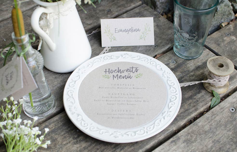 Runde Menükarte zur Hochzeit in Kraftpapieroptik der Serie Evangelina und Maximilian von carinokarten