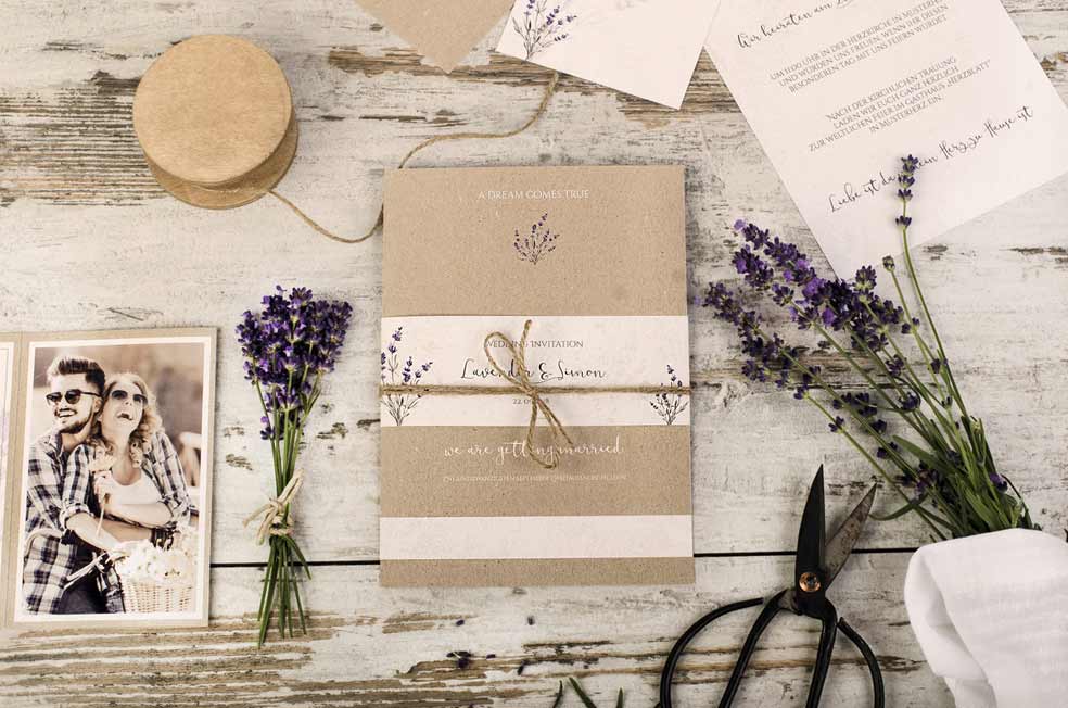Vintage Hochzeitseinladung in Kraftpapieroptik mit Lavendel Design als Kartenset aus der Serie Lavender und Simon von carinokarten