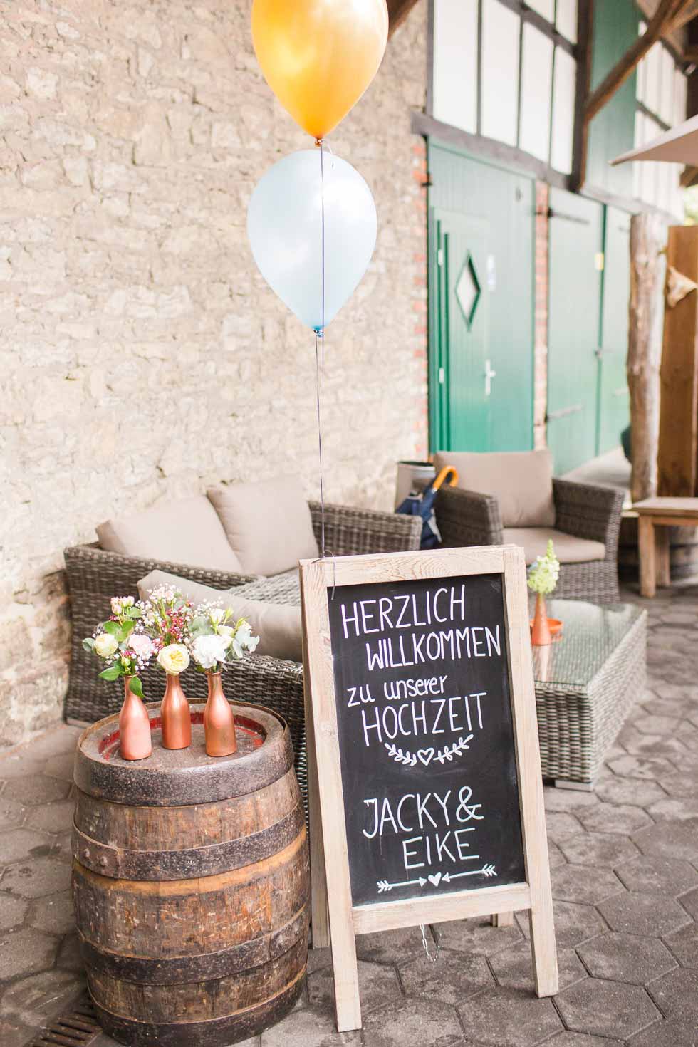 Willkommens Tafelschild zur Sommerhochzeit - carinokarten - Foto by Marco Hüther Fotografie