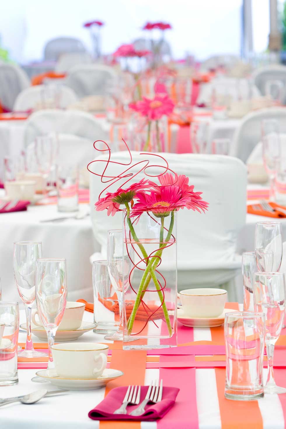Bunte Tischdekoration zur Hochzeit in Pink und Orange mit Gerbera - Foto by Eric-Limon-Fotolia